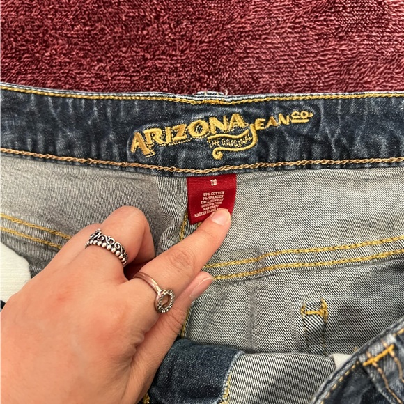 Gently loved Juniors Arizona Jean shorts - Picture 5 of 7